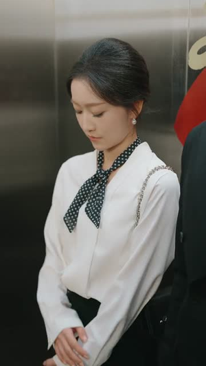 她自万丈荣光（75集）亿万短剧抢先看